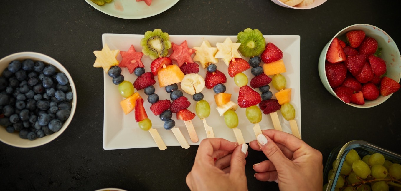 Sommersnack: Bunte Obst-Spieße